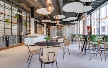 Moderne, lichte kantoorruimte huren bij kantoorpand op Maanlander 47, Amersfoort Calveen. Interieur met stijlvolle meubels, hoge plafonds, en veel natuurlijk licht. Geschikt voor diverse zakelijke activiteiten.