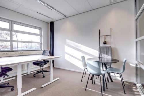 Lichte kantoorruimte in Amersfoort Calveen met witte muren, grote ramen en enkele moderne meubels. Geschikt voor huren als werkruimte. Gelegen op Maanlander 47.