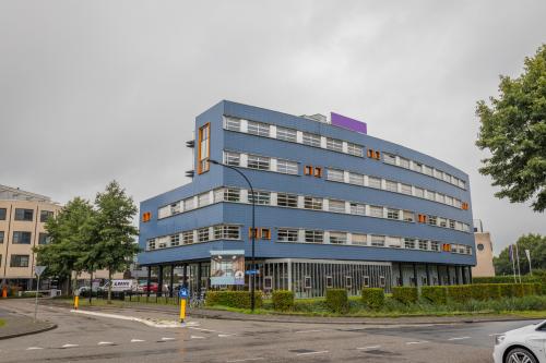Een modern kantoorpand gelegen op Maanlander 47, Amersfoort Calveen, geschikt voor diverse zakelijke activiteiten. Dit gebouw biedt mogelijkheden voor kantoorruimte huren.