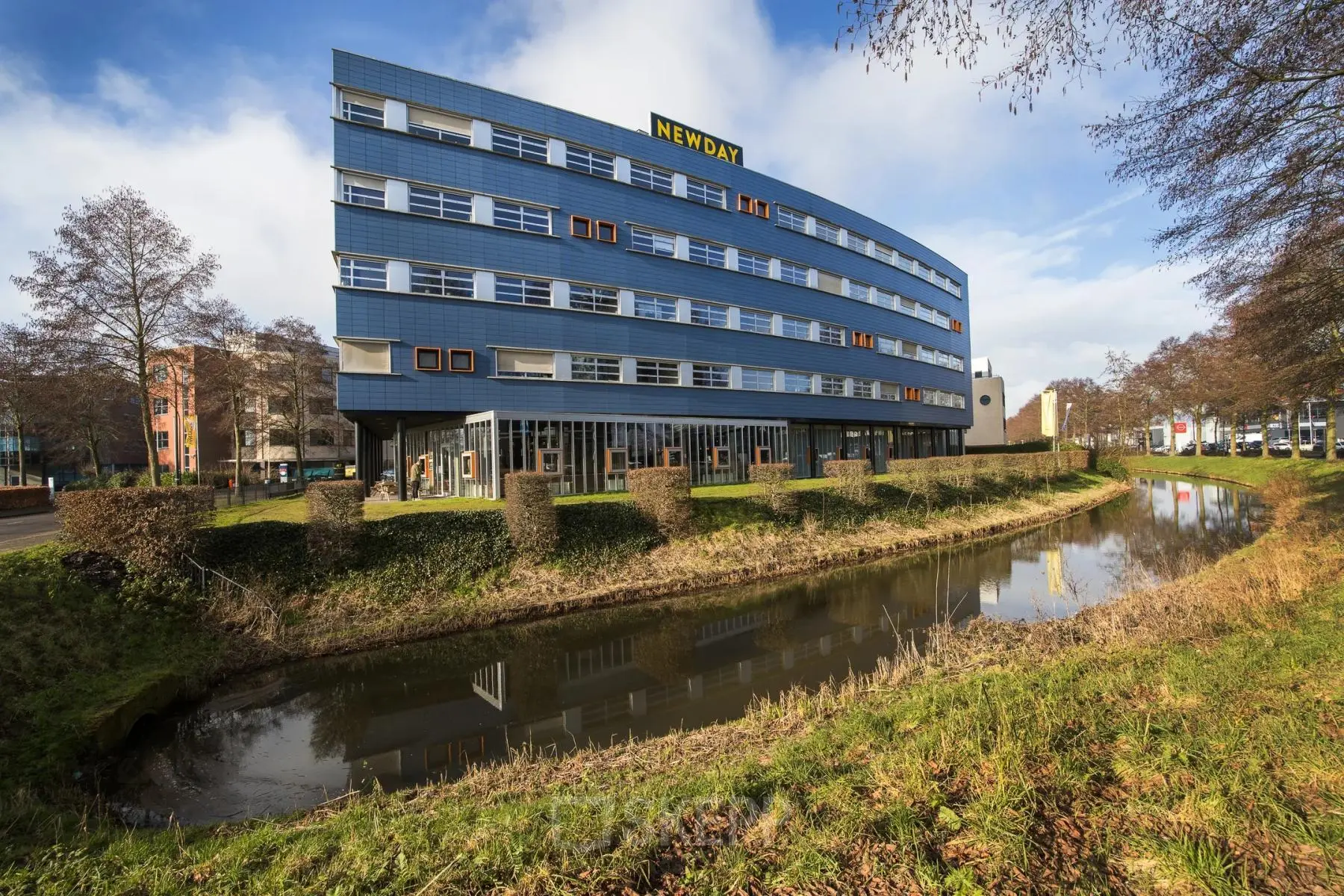Exterieur van een modern kantoorpand op Maanlander 47 in Amersfoort Calveen, ideaal voor kantoorruimte huren met unieke architectuur en rustige omgeving.