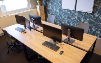 Moderne kantoorruimte op Stationsplein 49 in Amersfoort Centraal Station, voorzien van houten bureaus met computers en ergonomische stoelen, ideaal voor wie kantoorruimte wil huren voor productief werken.