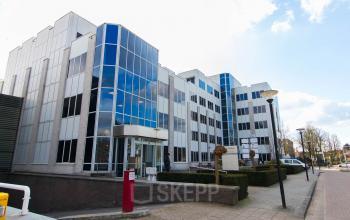 Buitenzijde van een modern kantoorpand aan Stadsring 157-165 in Amersfoort Centrum met glasgevels en meerdere verdiepingen.