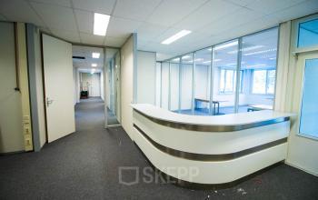 Een ruime kantoorpand in Amersfoort Centrum met een functionele inrichting, veel daglicht en een moderne ontvangstbalie, ideaal voor bedrijven die kantoorruimte willen huren.