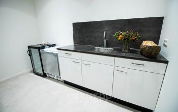 Praktische pantry in een kantoorpand op Stadsring 157-165, Amersfoort Centrum, geschikt voor huur als kantoorruimte.