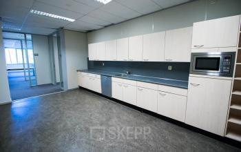 Praktische pantry met moderne keukenfaciliteiten in het kantoorpand aan Stadsring 157-165 in Amersfoort Centrum. Ideaal voor kantoorruimte huren.