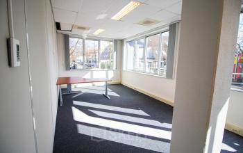 Lichte kantoorruimte op Stadsring 157-165 in Amersfoort Centrum met grote ramen en een enkel bureau, ideaal voor het huren van een compacte kantoorruimte.