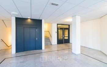 In het kantoorpand op Stadsring 157-165 in Amersfoort Centrum zie je een hal met een lift en trappen. Overweeg deze ruimte voor kantoorruimte huren.