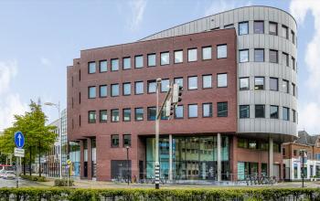 Exterieur van het kantoorpand op Van Asch van Wijckstraat 2-4 in Amersfoort Centrum, geschikt voor kantoorruimte huren. Modern gebouw met meerdere verdiepingen en grote ramen.