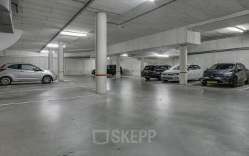 Ondergrondse parkeergarage van kantoorpand Van Asch van Wijckstraat 2-4, Amersfoort Centrum, met meerdere geparkeerde auto's. Geschikt voor huurders die kantoorruimte huren en behoefte hebben aan parkeergelegenheid.