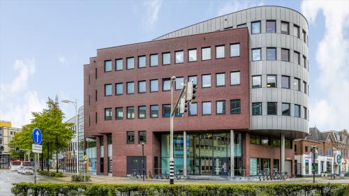 Exterieur van het kantoorpand op Van Asch van Wijckstraat 2-4 in Amersfoort Centrum, geschikt voor kantoorruimte huren. Modern gebouw met meerdere verdiepingen en grote ramen.