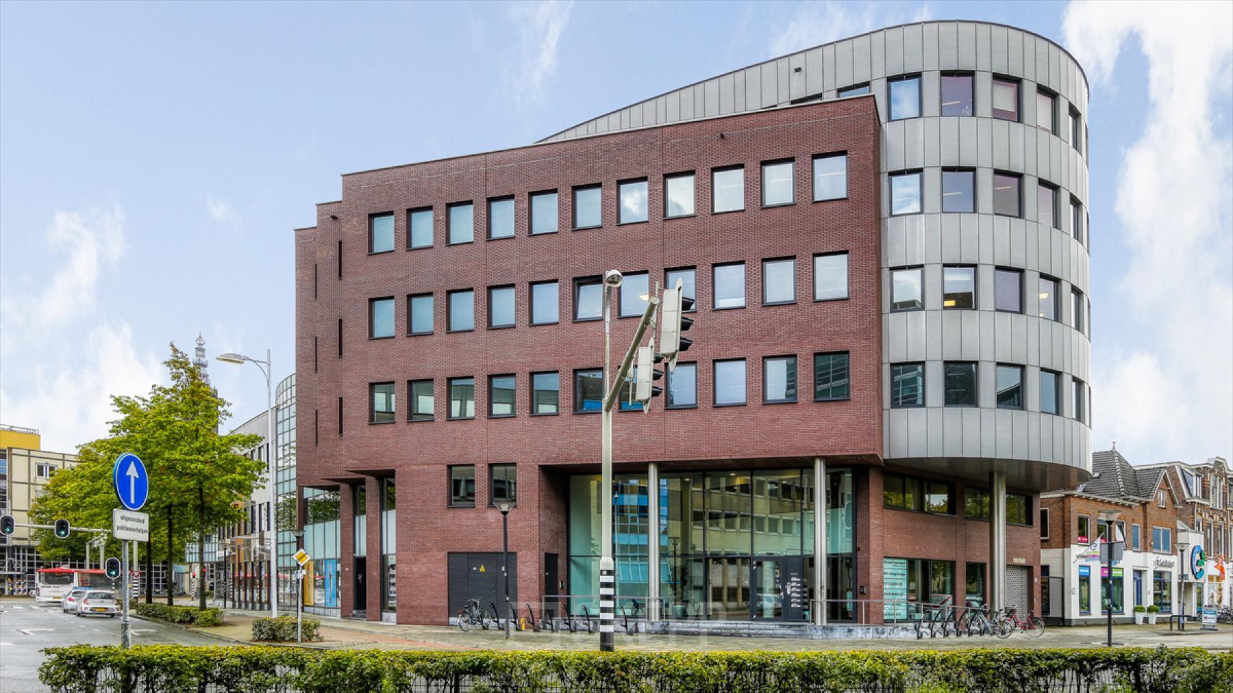 Exterieur van het kantoorpand op Van Asch van Wijckstraat 2-4 in Amersfoort Centrum, geschikt voor kantoorruimte huren. Modern gebouw met meerdere verdiepingen en grote ramen.