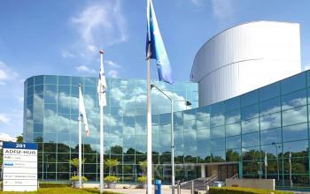 Modern kantoorpand met glazen gevel op Stadsring 201 in Amersfoort Centrum, ideaal om kantoorruimte te huren.