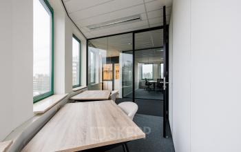 Kantoorruimte huren op Stadsring 201 in Amersfoort Centrum met modern interieur, grote ramen en een lichte sfeer. Ideaal voor professionele werkplekken en samenwerken.