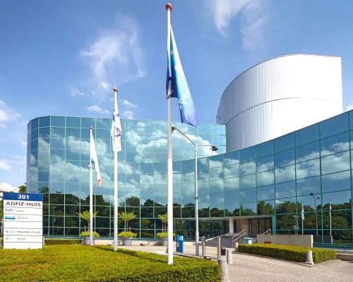 Modern kantoorpand met glazen gevel op Stadsring 201 in Amersfoort Centrum, ideaal om kantoorruimte te huren.