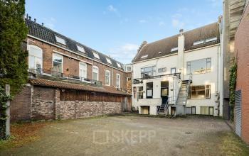 De buitenkant van het kantoorpand aan Stadsring 248-250 in Amersfoort Centrum, met parkeerplaatsen op de voorgrond en klassieke architectuur.