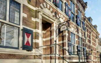 Het historische kantoorpand aan de Stadsring 248-250 in Amersfoort Centrum, met charmante bakstenen gevel en opvallende luiken. Ideaal voor huur als representatieve kantoorruimte in het hart van Amersfoort.