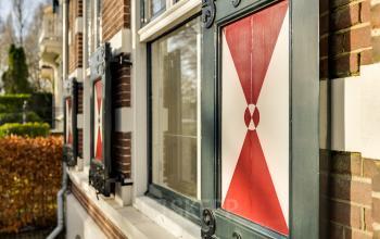 Exterieur van kantoorpand op Stadsring 248-250 in Amersfoort Centrum met karakteristieke rode en witte luiken.