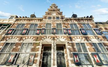 Het historische kantoorpand aan de Stadsring 248-250 in Amersfoort Centrum toont karakteristieke geveldetails die geschikt zijn voor bedrijven die een uniek kantoor willen huren.