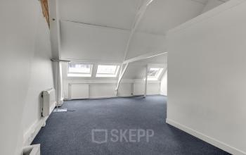 Deze lichte kantoorruimte in Amersfoort Centrum aan Stadsring 248-250 biedt een open indeling met dakramen en veel natuurlijk licht, perfect voor het inrichten van flexibele werkplekken.