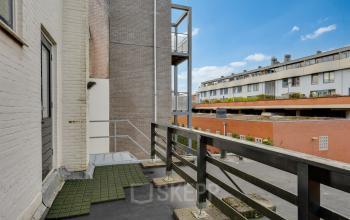 Exterieur van kantoorpand op Stadsring 248-250 in Amersfoort Centrum. Ongeklede buitenruimte met bakstenen muren en metalen hekwerk.