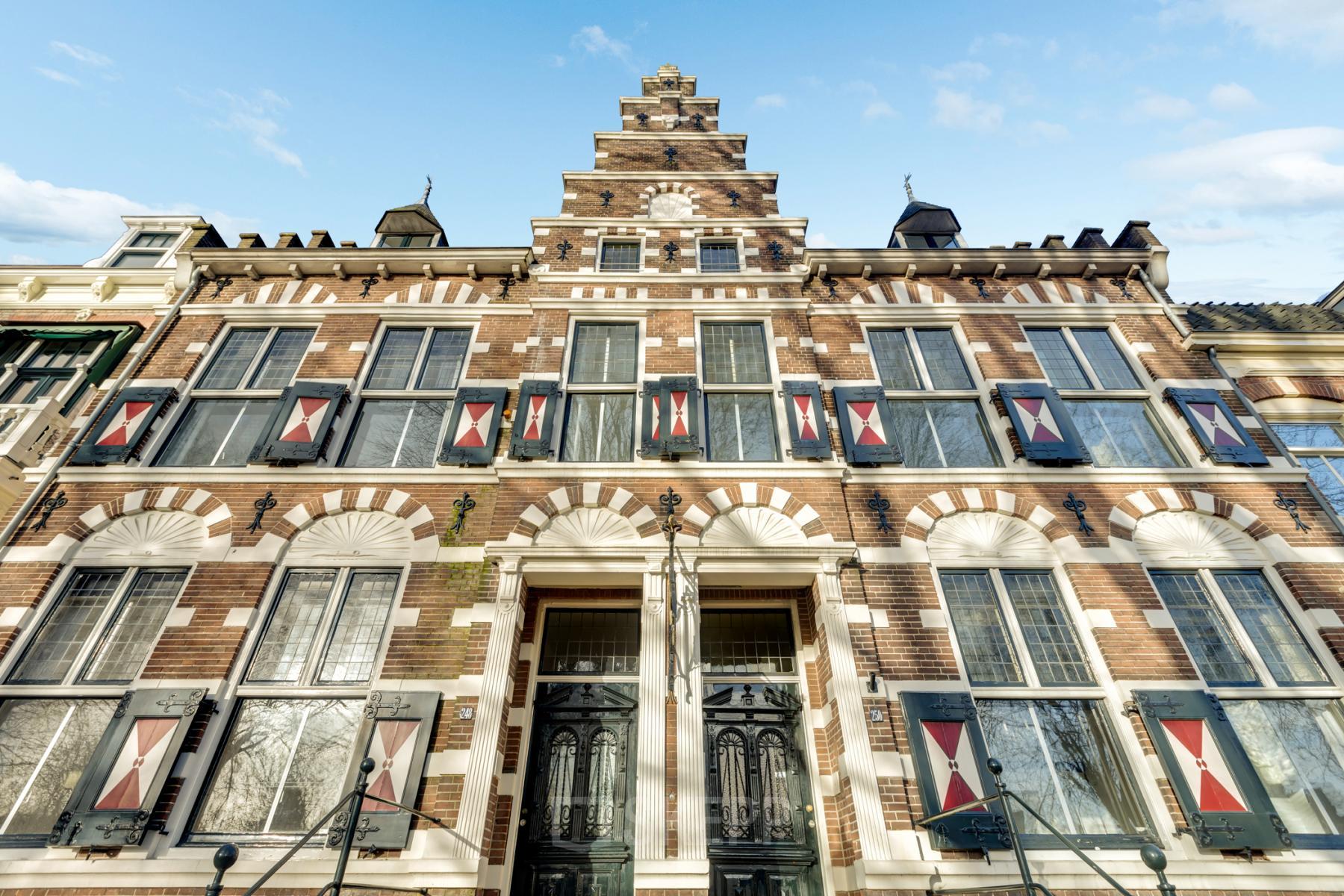 Het historische kantoorpand aan de Stadsring 248-250 in Amersfoort Centrum toont karakteristieke geveldetails die geschikt zijn voor bedrijven die een uniek kantoor willen huren.