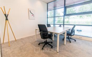 Kantoor huren aan de Databankweg 26 in Amersfoort De Hoef met drie werkplekken, een groot raam, en moderne inrichting.