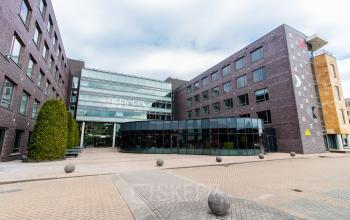 Moderne buitenaanzicht van het kantoorpand op Databankweg 26 in Amersfoort De Hoef.