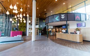 Ruim en modern kantoorpand aan Databankweg 26 in Amersfoort De Hoef met receptie en zithoek.