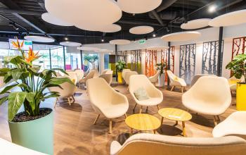 Modern ingerichte kantoorruimte met comfortabele stoelen en tafels bij Databankweg 26, Amersfoort De Hoef.