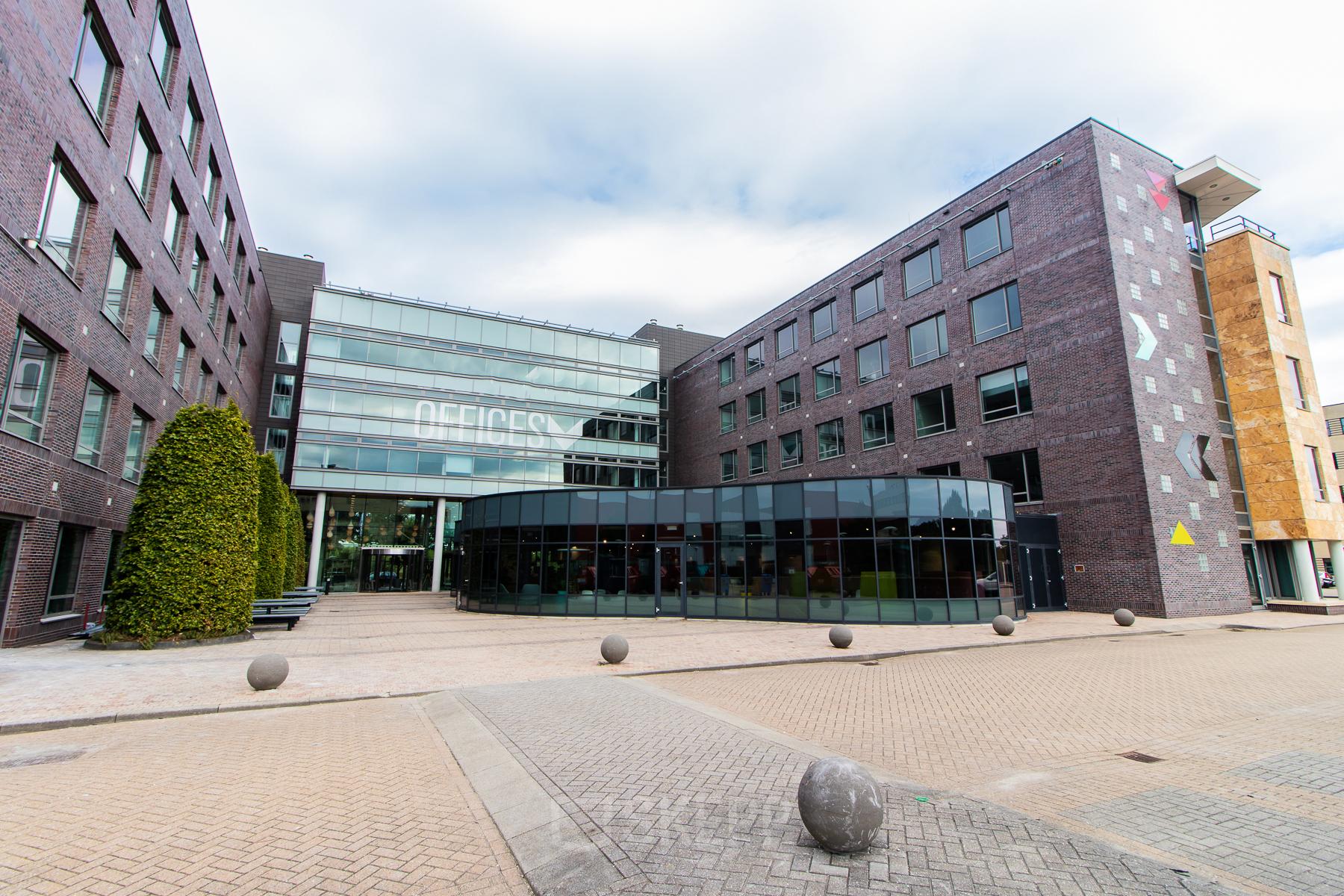 Moderne buitenaanzicht van het kantoorpand op Databankweg 26 in Amersfoort De Hoef.