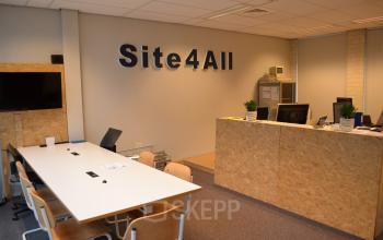 Kantoorruimte in Amersfoort De Hoef met moderne receptie, werkruimte en houten meubels, ideaal voor bedrijven die kantoorruimte willen huren aan de Algolweg.
