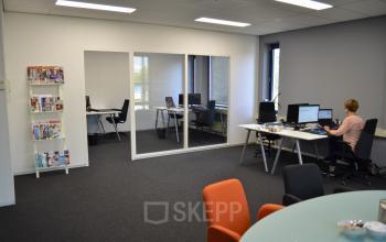 Kantoorruimte huren aan de Algolweg 9-11 in Amersfoort De Hoef, met moderne werkplekken en een stille omgeving voor productiviteit. Enkele mensen zijn aan het werk achter computers.