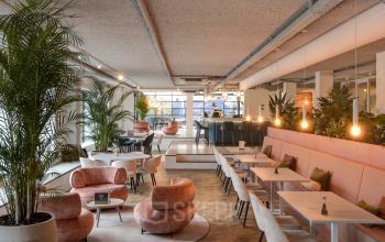 Sfeervolle gemeubileerde kantoorruimte huren op Vanadiumweg 11 in Amersfoort, met moderne inrichting en gezellige zithoeken voor informeel overleg.