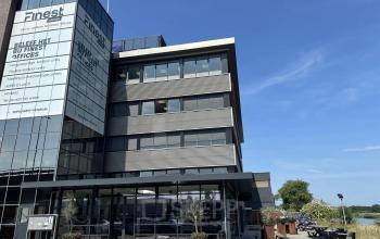 Kantoorpand op Vanadiumweg 11 in Amersfoort Isselt met een moderne uitstraling en grote ramen, ideaal voor kantoorruimte huren.