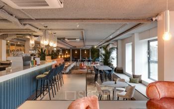 Moderne kantoorruimte huren met stijlvolle inrichting, zitgedeeltes en lange bar aan de Vanadiumweg 11, Amersfoort Isselt. Ideaal voor creatieve samenwerking en informele ontmoetingen.