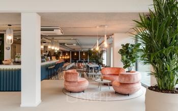 Modern ingerichte kantoorruimte huren op de Vanadiumweg 11 in Amersfoort Isselt, met stijlvolle meubels, planten en een uitnodigende atmosfeer.