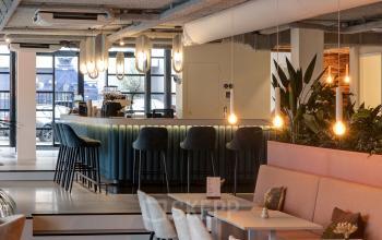 Moderne kantoorruimte huren op Vanadiumweg 11 in Amersfoort Isselt, ingericht met stijlvolle zitjes en een verlichte bar. Geschikt voor informele bijeenkomsten en ontspanning.
