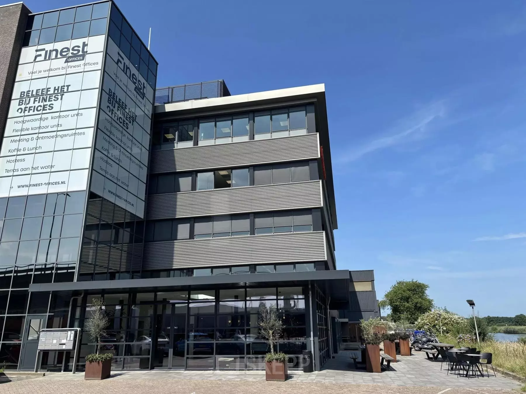 Kantoorpand op Vanadiumweg 11 in Amersfoort Isselt met een moderne uitstraling en grote ramen, ideaal voor kantoorruimte huren.