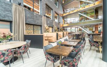 Modern kantoor in kantoorpand aan Prof. W.H. Keesomlaan 12 in Amstelveen met meerdere werkplekken en comfortabele zithoeken.