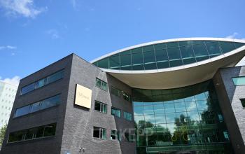 Moderne kantoorgebouw aan de Prof. W.H. Keesomlaan 12 in Amstelveen, geschikt voor kantoorruimte huren. Het pand heeft een glazen entree en gestroomlijnde architectuur.