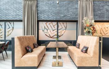 Kantoorpand Prof. W.H. Keesomlaan 12 in Amstelveen met gemeubileerde zithoek in een moderne bedrijfsruimte.