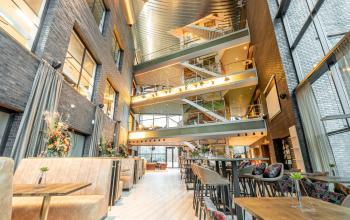 Moderne en ruime kantoorruimte te huur op Prof. W.H. Keesomlaan 12 in Amstelveen, met meerdere verdiepingen, open zitruimtes en veel natuurlijk licht.