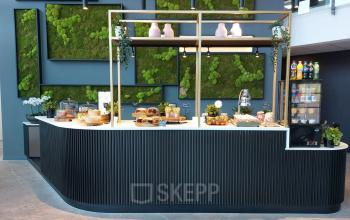 Stijlvolle pantry in kantoorpand op Handelsweg 53, Amstelveen, met moderne inrichting en natuurlijke accenten. Ideaal voor kantoorruimte huren, met voorzieningen zoals snacks en drankjes.