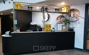 Een moderne receptie met koffiebar in het kantoorpand gelegen aan de Handelsweg 53 in Amstelveen. Ideaal voor wie kantoorruimte wil huren in een professionele omgeving.