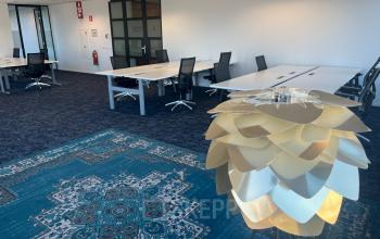 Moderne kantoorruimte met open indeling op de Handelsweg 53 in Amstelveen, voorzien van werkplekken met bureaus en stoelen, functioneel ingericht en klaar om te gebruiken voor diverse zakelijke activiteiten.