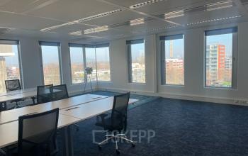 Een lichte kantoorruimte in Amstelveen op de Handelsweg 53 met ruime, moderne werkplekken en een prachtig uitzicht. Ideaal voor bedrijven die kantoorruimte willen huren.