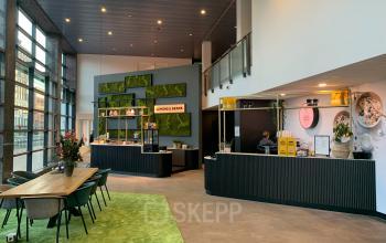Modern kantoorinterieur op Handelsweg 53, Amstelveen met een uitnodigende entree en ruime werkplekken. Ideale locatie om kantoorruimte te huren met voorzieningen voor zakelijke bijeenkomsten.