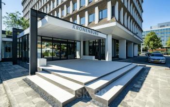 Exterieur van modern kantoorpand op Professor E.M. Meijerslaan 1, Amstelveen, met opvallende gevel en uitnodigende entree.