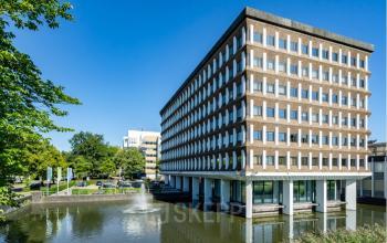 Kantoorpand aan de Professor E.M. Meijerslaan 1 in Amstelveen met opvallende gevel en waterpartij aan de voorzijde, ideaal voor kantoorruimte huren.