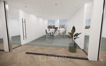 Kantoorpand aan de Professor E.M. Meijerslaan 1 in Amstelveen met moderne vergaderruimte. Glaswanden geven de ruimte een open uitstraling, geschikt voor bedrijven die kantoorruimte huren. Strakke inrichting zonder mensen aanwezig.